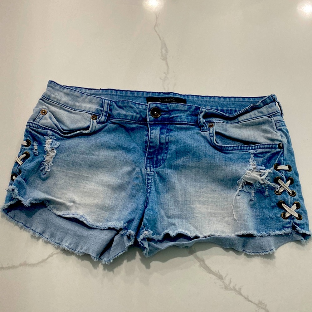 Billabong lite hearted cut off jeans